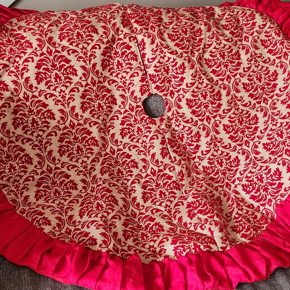 Red and Cream Tree Skirt with Ruffle Trim